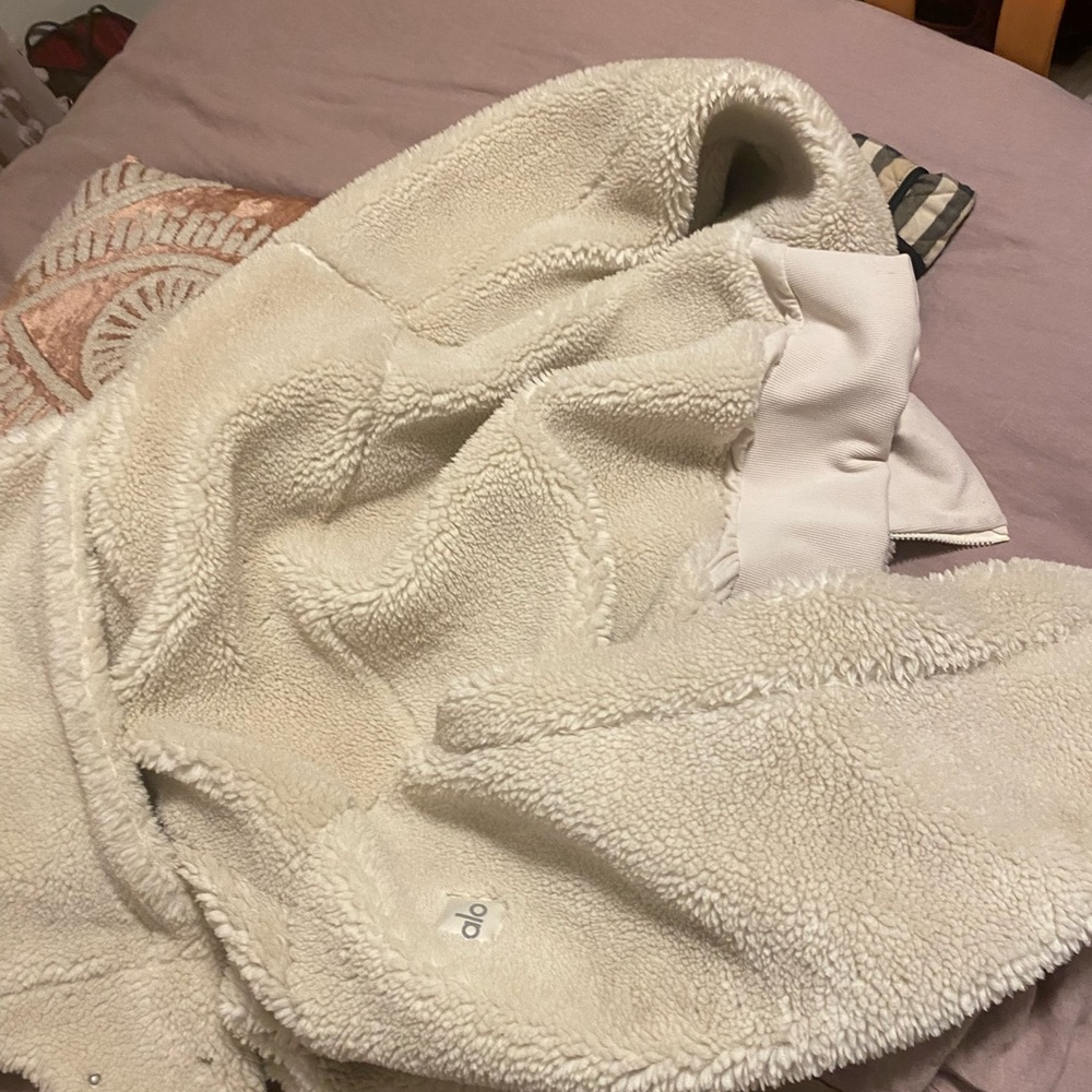 Alo Sherpa foxy jacket in ivory